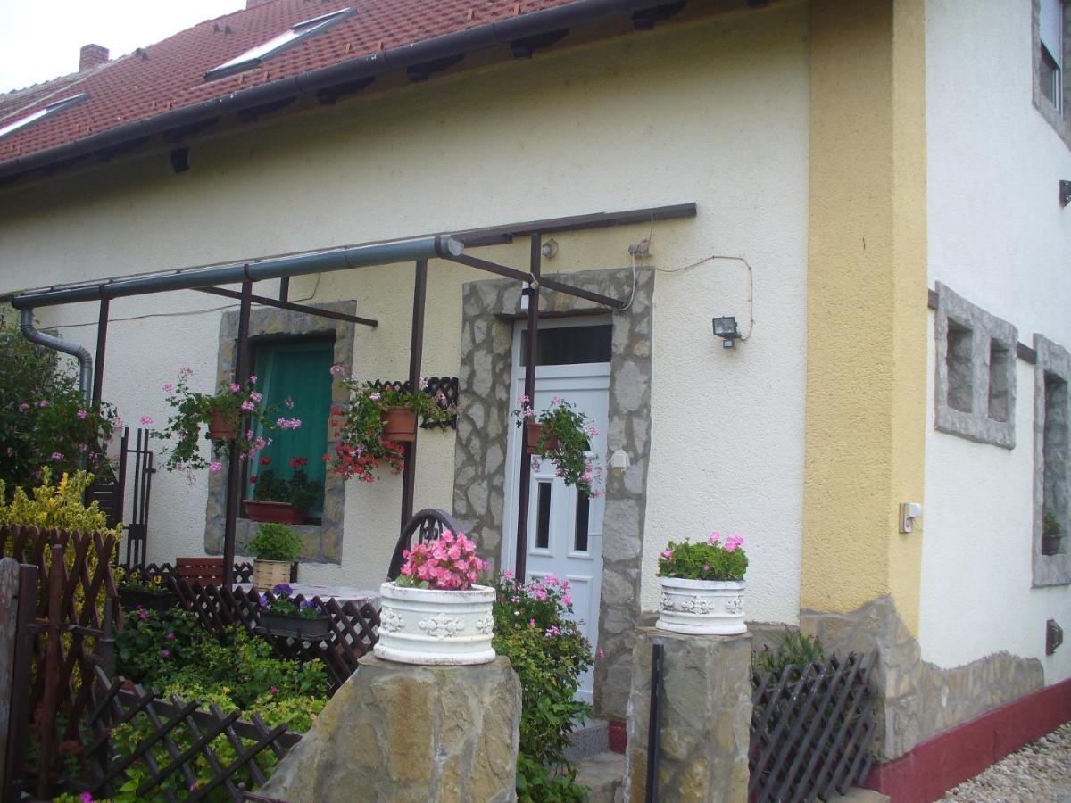 Pleiveisz Apartman Sarvar Exterior photo