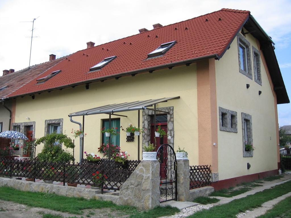 Pleiveisz Apartman Sarvar Exterior photo